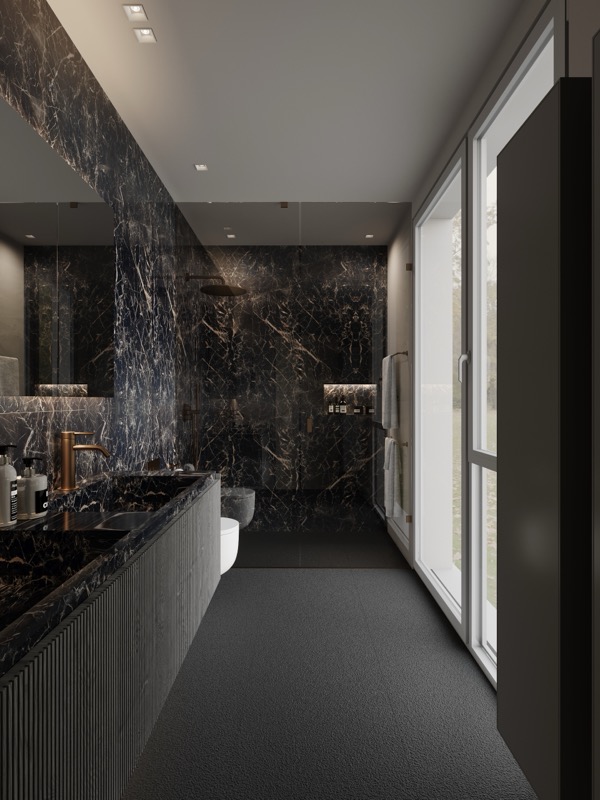 Elegantes Badezimmer mit schwarzem Marmor, Messingarmaturen, Walk-in-Dusche und bodentiefem Fenster mit Gartenblick